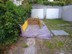 Außen-Vertikal-Isolierung mit seitlich „eingehaustem“ Erdaushub.