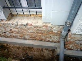 Herstellung eines Betonfundamentabschlusses und eines Treppenstufenauflagers.