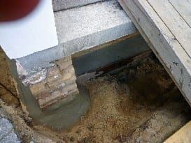 Herstellung eines Betonfundamentabschlusses und eines Treppenstufenauflagers.