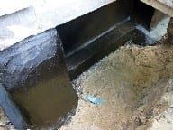 Herstellung eines Betonfundamentabschlusses und eines Treppenstufenauflagers.