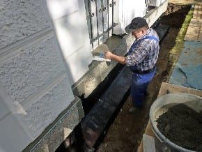 Wiederherstellung des Putzsockels und Anbau einer Perimeterkerndämmung aus Styrodur (80 mm.) mit Stufenfalz.