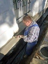 Wiederherstellung des Putzsockels und Anbau einer Perimeterkerndämmung aus Styrodur (80 mm.) mit Stufenfalz.