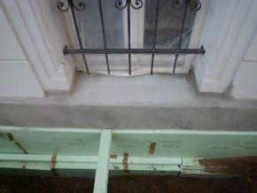 Wiederherstellung des Putzsockels und Anbau einer Perimeterkerndämmung aus Styrodur (80 mm.) mit Stufenfalz.