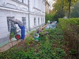 Lagenweise verdichtete Erdreichwiederverfüllung am sanierten Kelleraußenmauerwerk.