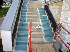 Treppensanierung in Abdichtung der Granitstufenfugen und Neuverputz mit Sanierputz WTA II weiss.