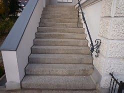 Treppensanierung in Abdichtung der Granitstufenfugen und Neuverputz mit Sanierputz WTA II weiss.