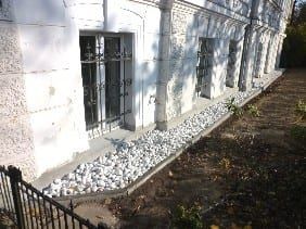 Wiederherstellung des Gehwegpflasters und der Bepflanzung. Herstellung einer Zierkiestraufe.