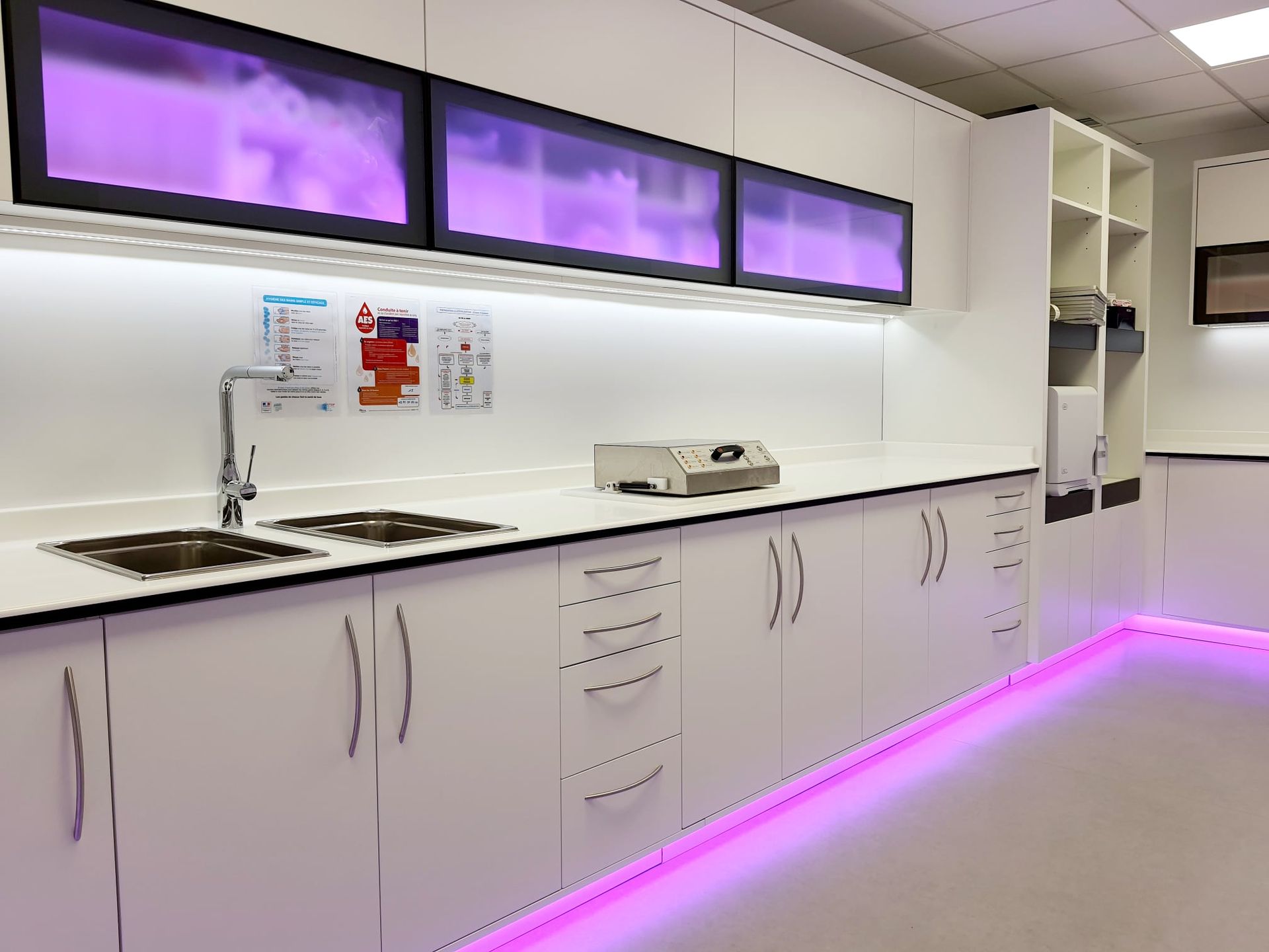 Salle de stérilisation blanche avec cadre alu et verre, éclairage led plusieurs couleur