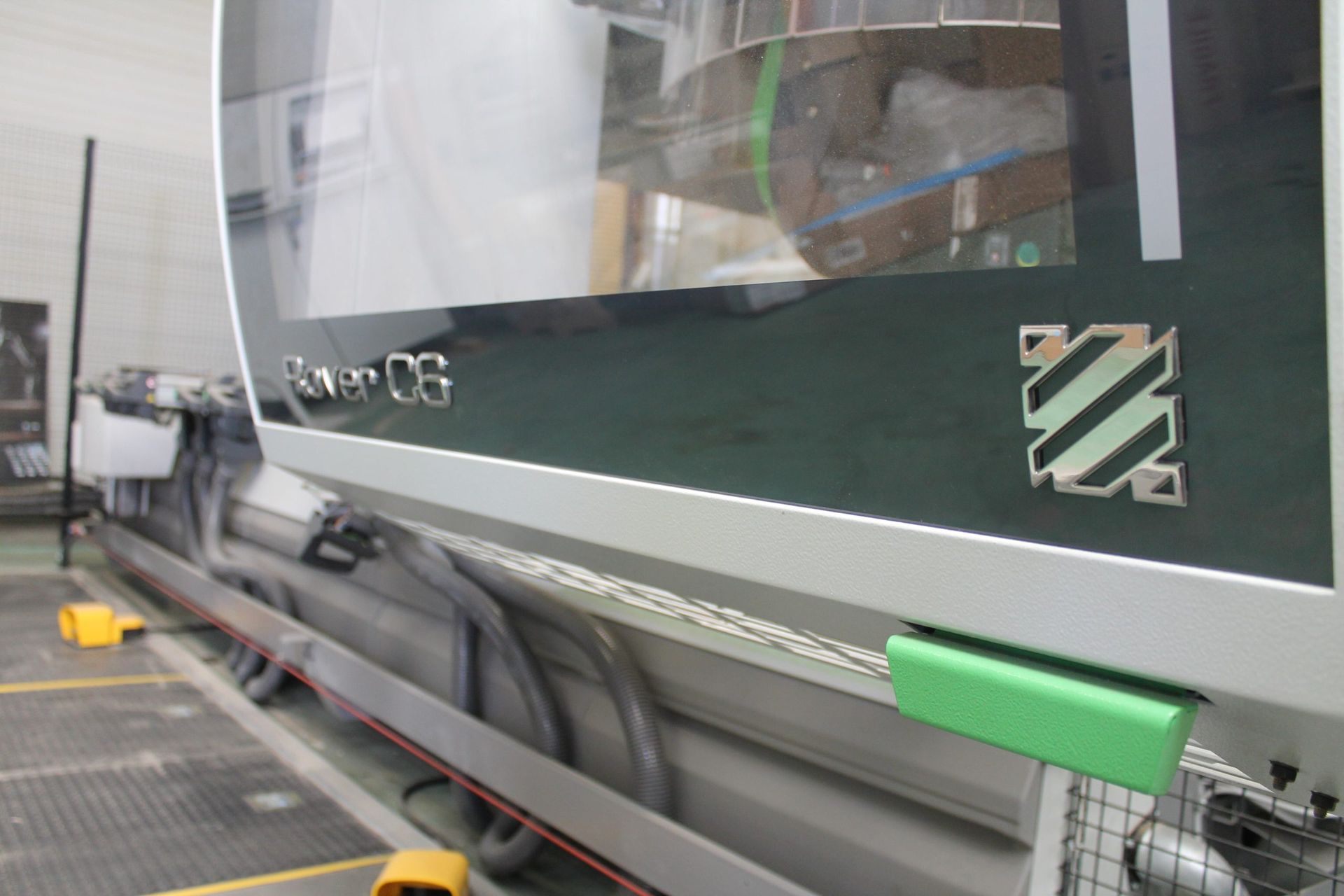 Gros plan d'une grande machine CNC industrielle Rover G6 dans un environnement d'usine.