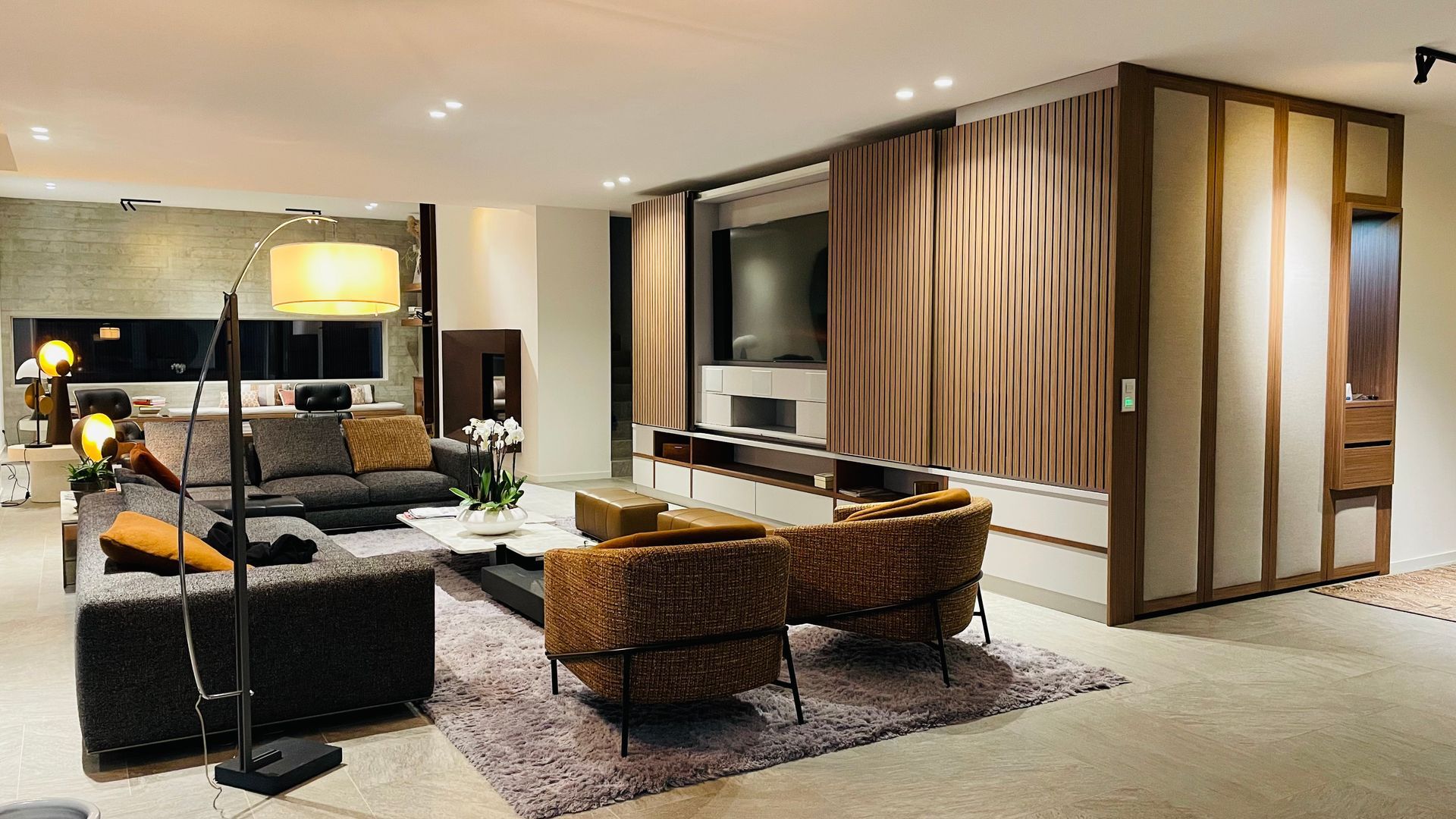 Aménagement salon, meuble TV avec ouverture automatique des portes coulissante, façade tasseaux, meuble de rangement sur mesure