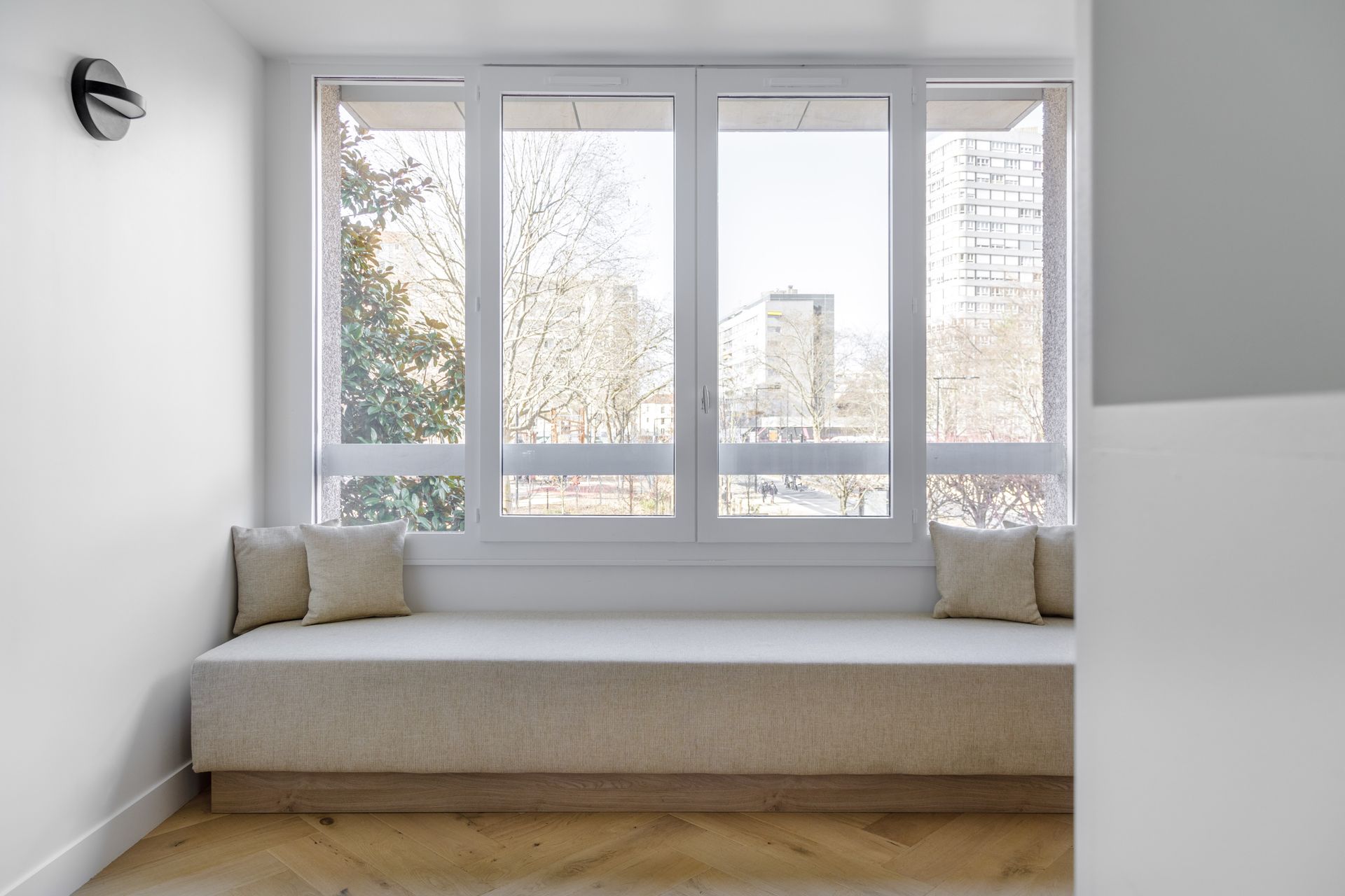 Banquette en tissus avec structure stratifié bois