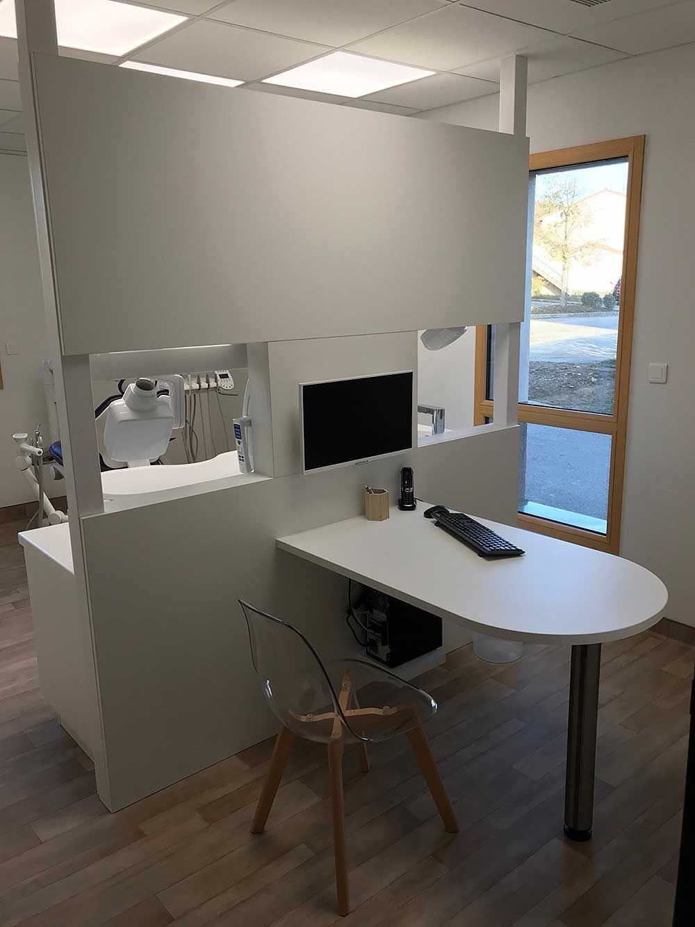 Un poste de travail blanc moderne avec un bureau, un écran d'ordinateur et une chaise transparente dans un espace de bureau lumineux et minimaliste.