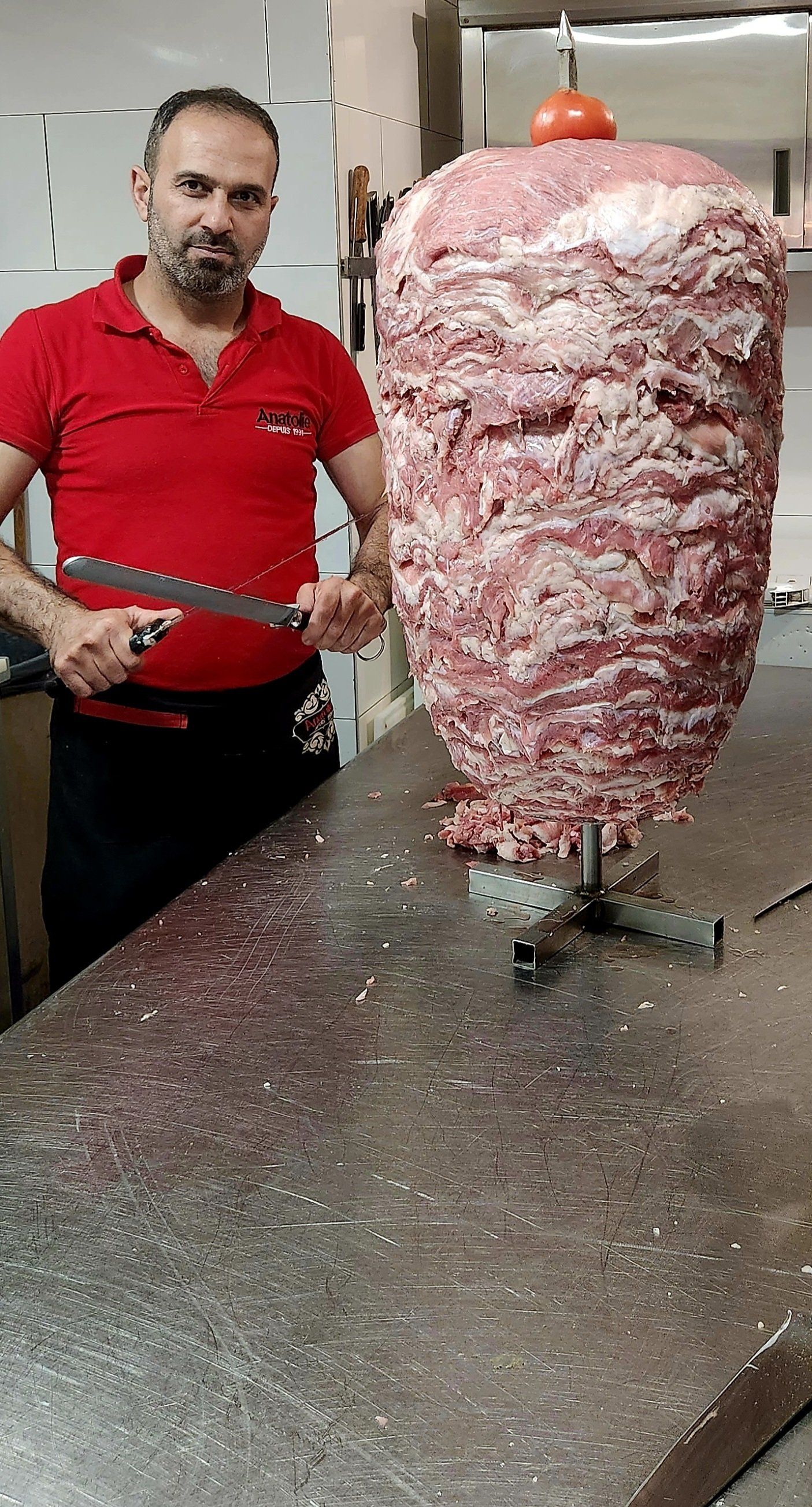 Notre chef en train de découper un kébab