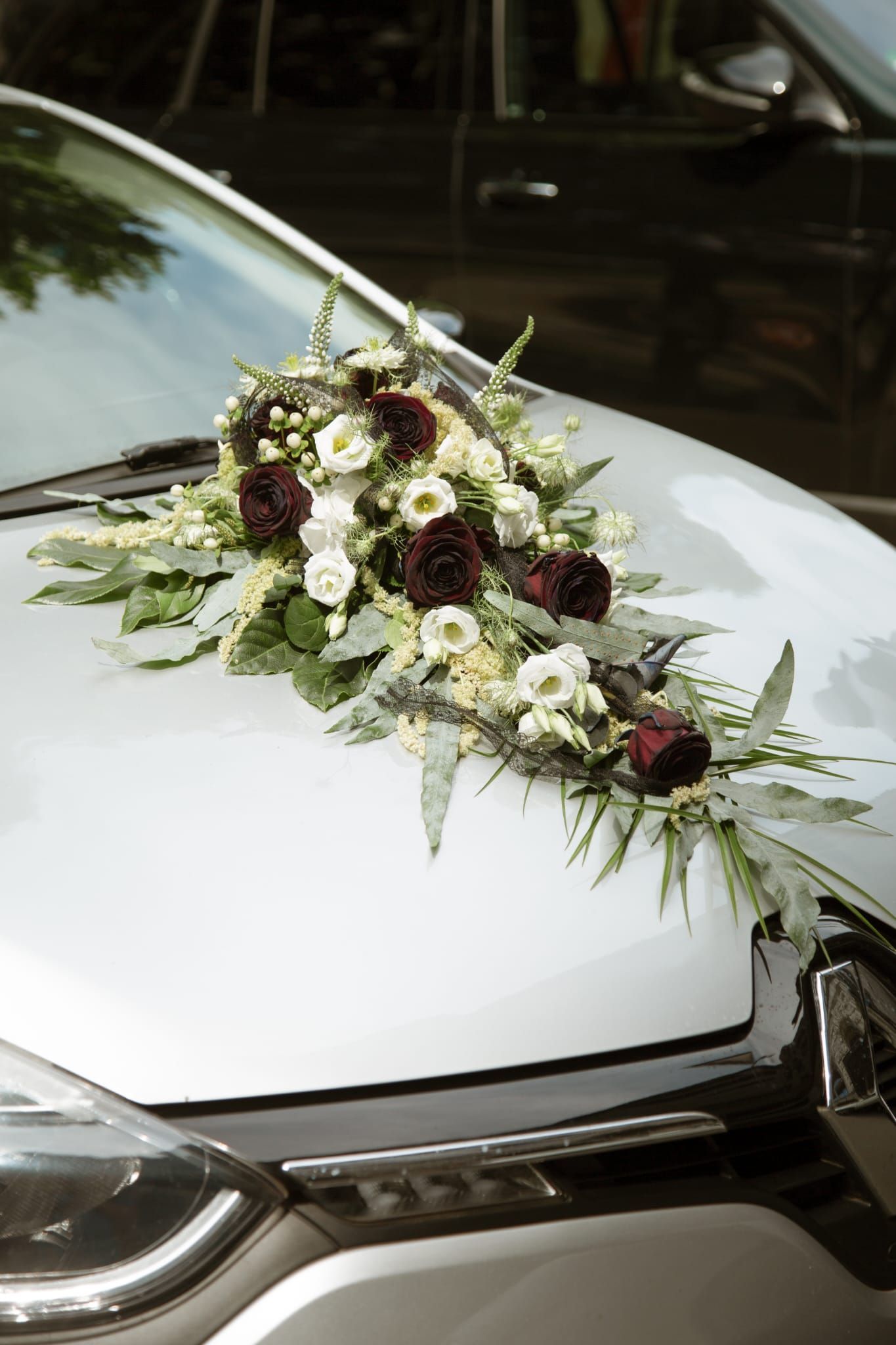 Blumenkranz auf Auto für Hochzeit