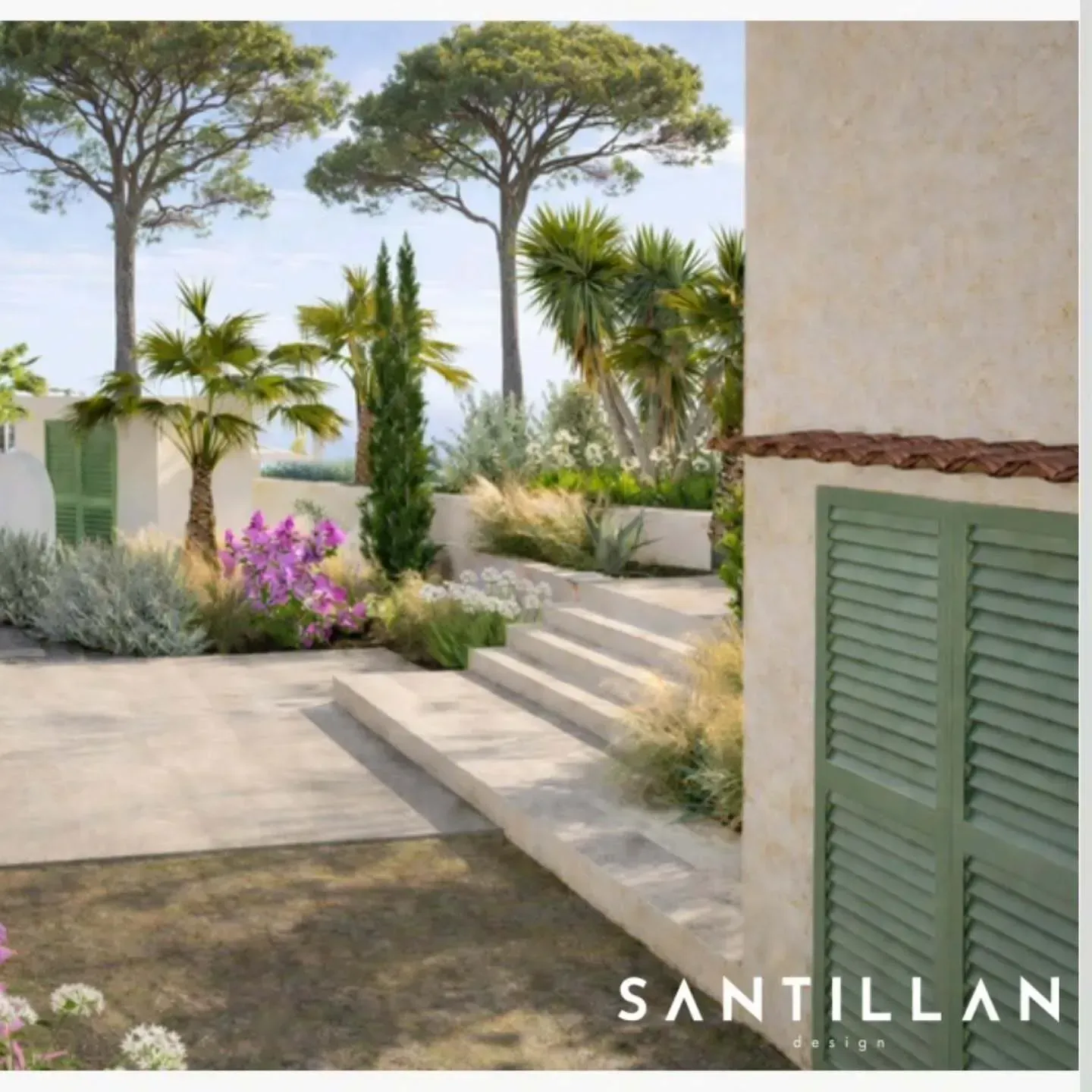 Un moderno jardín mediterráneo con escaleras de piedra, contraventanas verdes, palmeras y plantas autóctonas, todo ello contrastando con una pared de color beige.