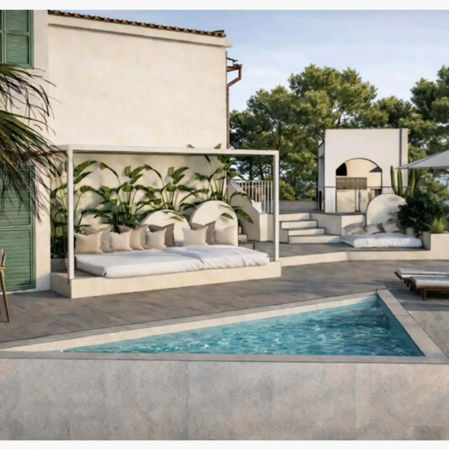 Una piscina triangular se ubica frente a un moderno patio al aire libre con una tumbona acolchada y una arquitectura arqueada.