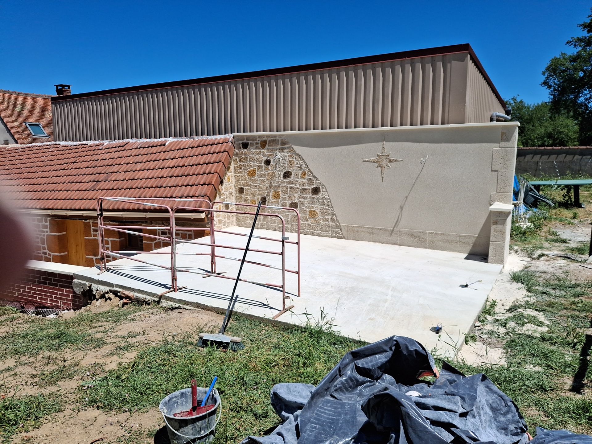Nettoyage de chantier après pose d'enduit extérieur