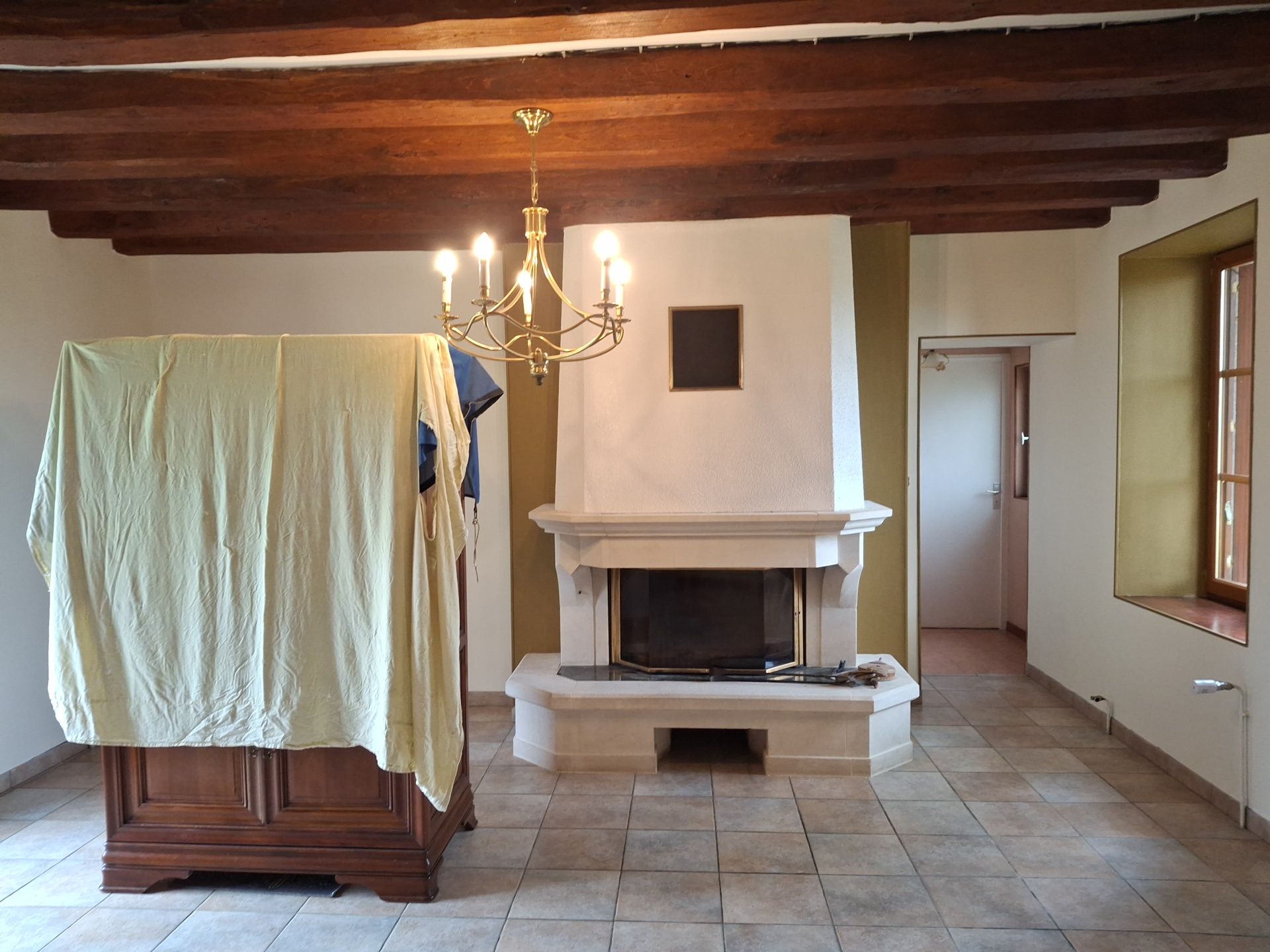 Peinture blanche sur une cheminée à foyer ouvert avec pare-feu