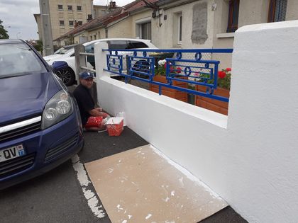 Maison avec des travaux de peinture extérieure