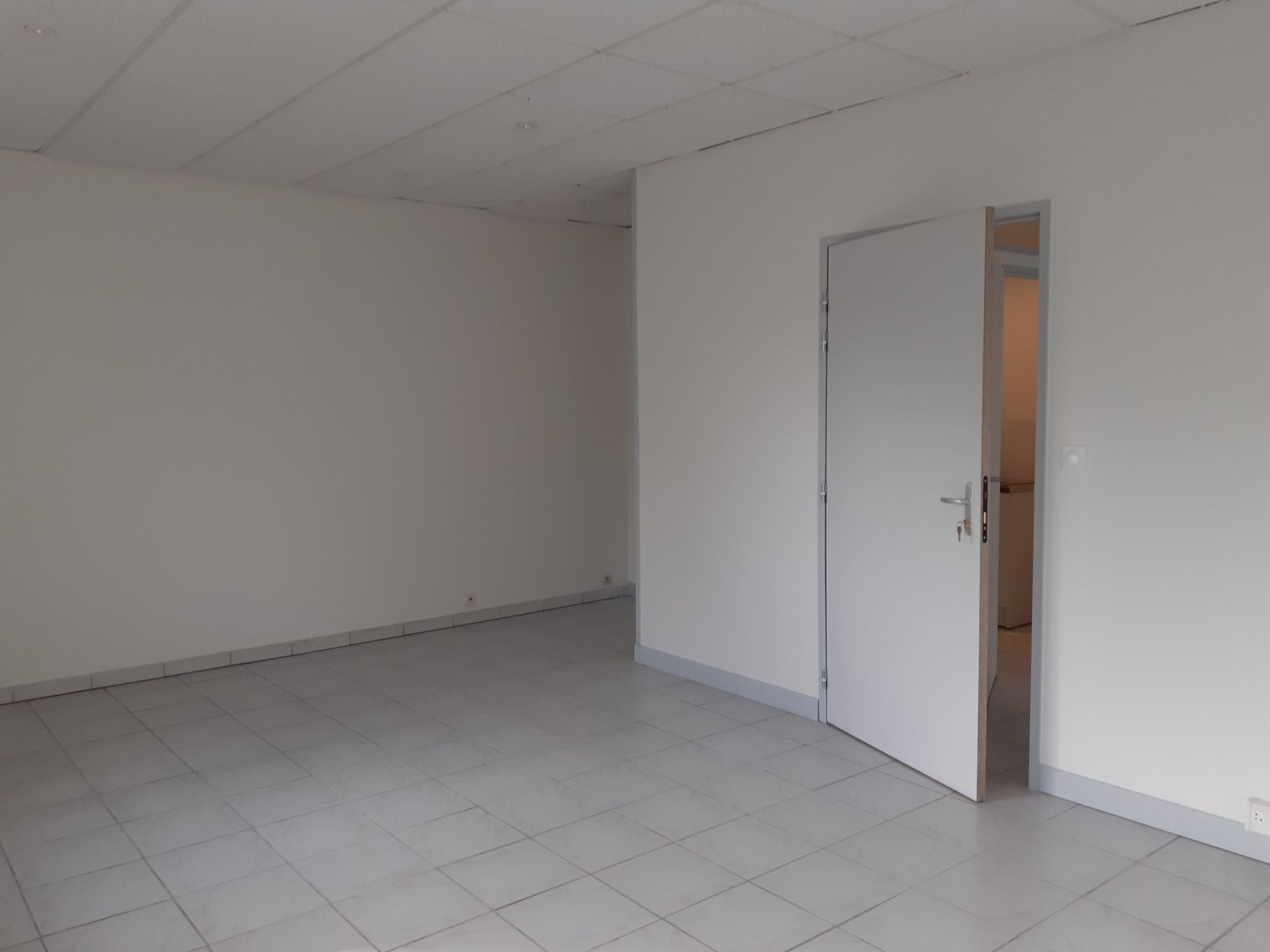 Peinture en sous-couche blanche dans un bâtiment de collectivité