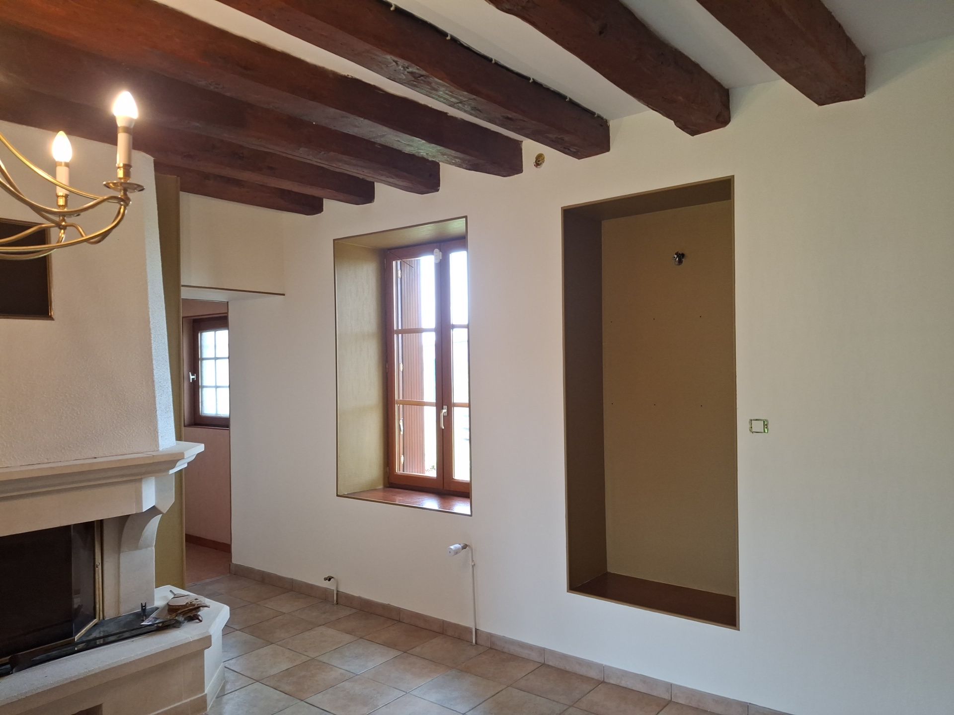 Peinture des murs et d'une niche dans une maison en rénovation