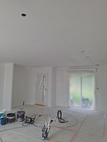 Peintre posant de la peinture blanche
