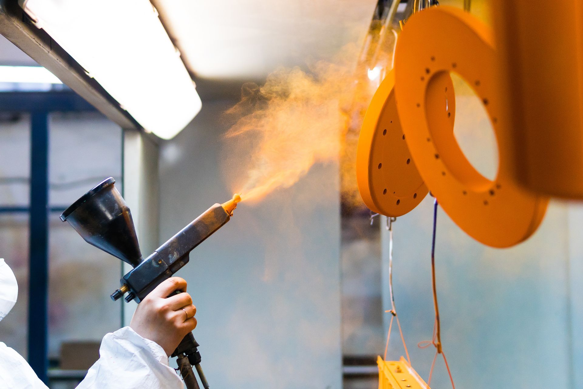 Pose de peinture industrielle par un artisan