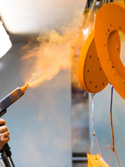 Pose de peinture orange industrielle