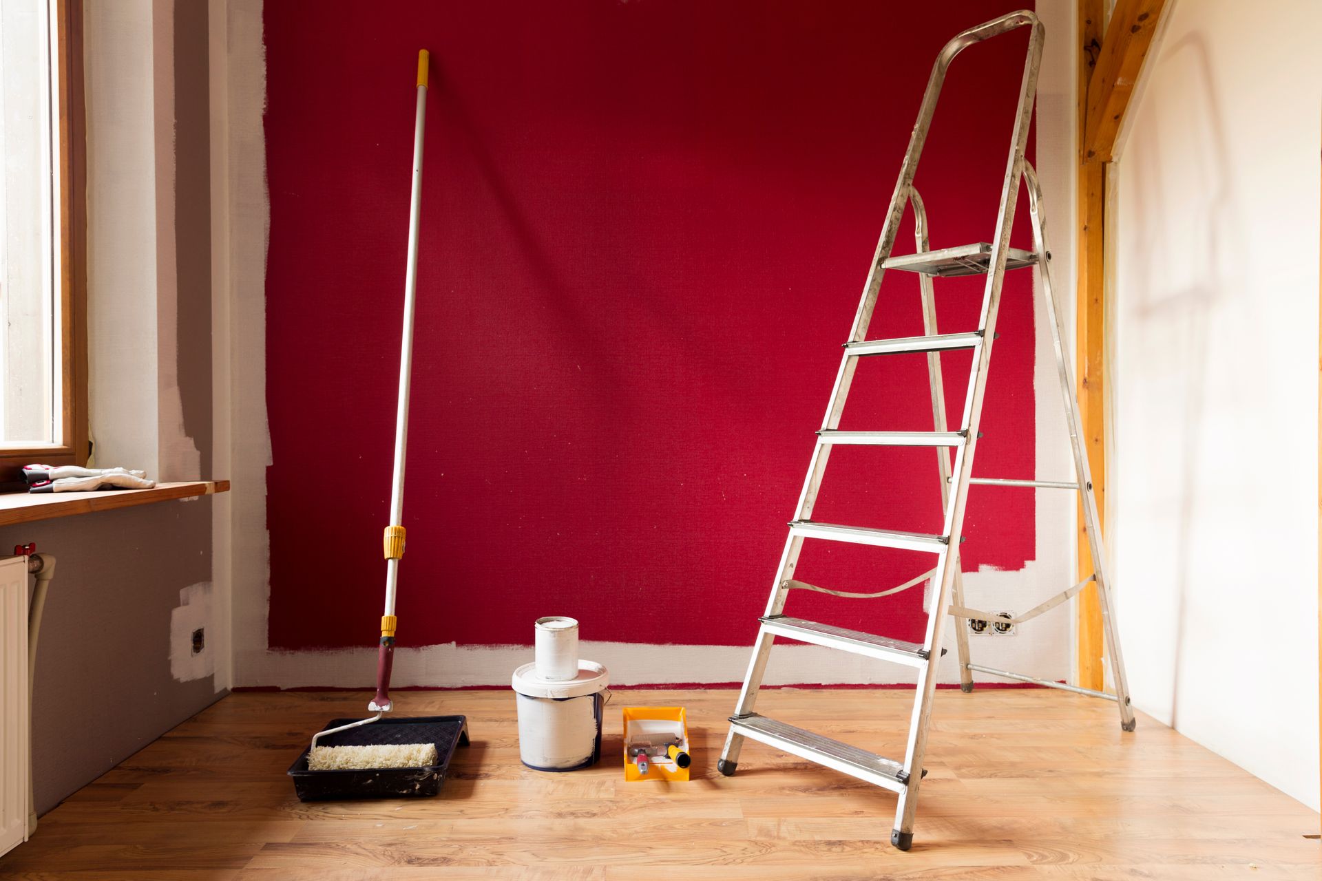 Pose de peinture rouge sur un mur intérieur