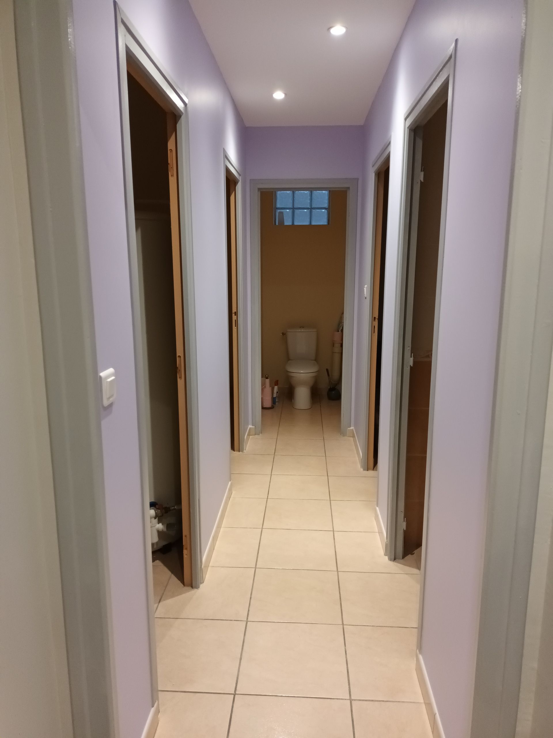 Travaux de peinture murs, plafond et cadres de portes dans une maison