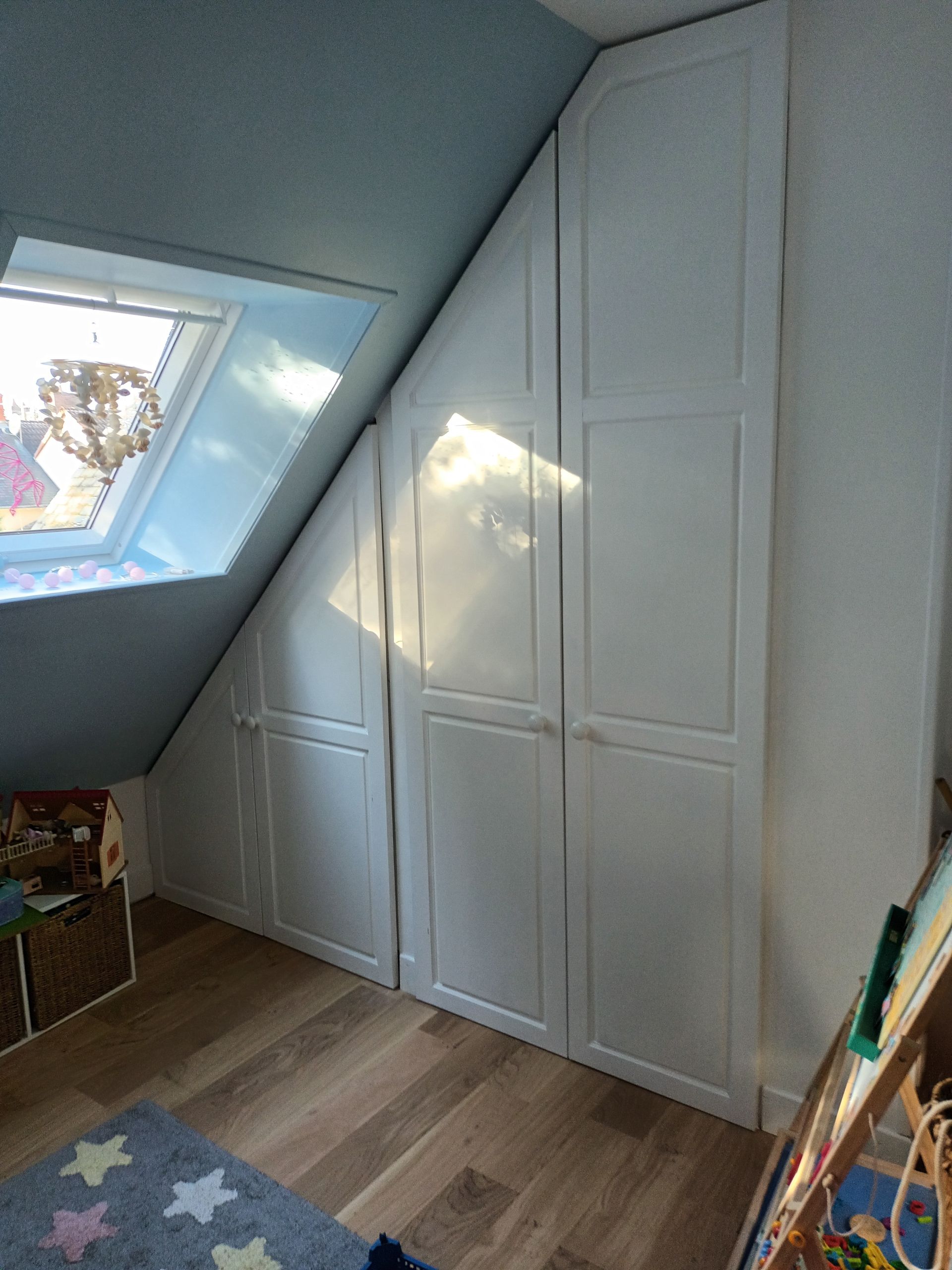 Peinture blanche sur portes de placard et peinture turquoise du plafond rampant