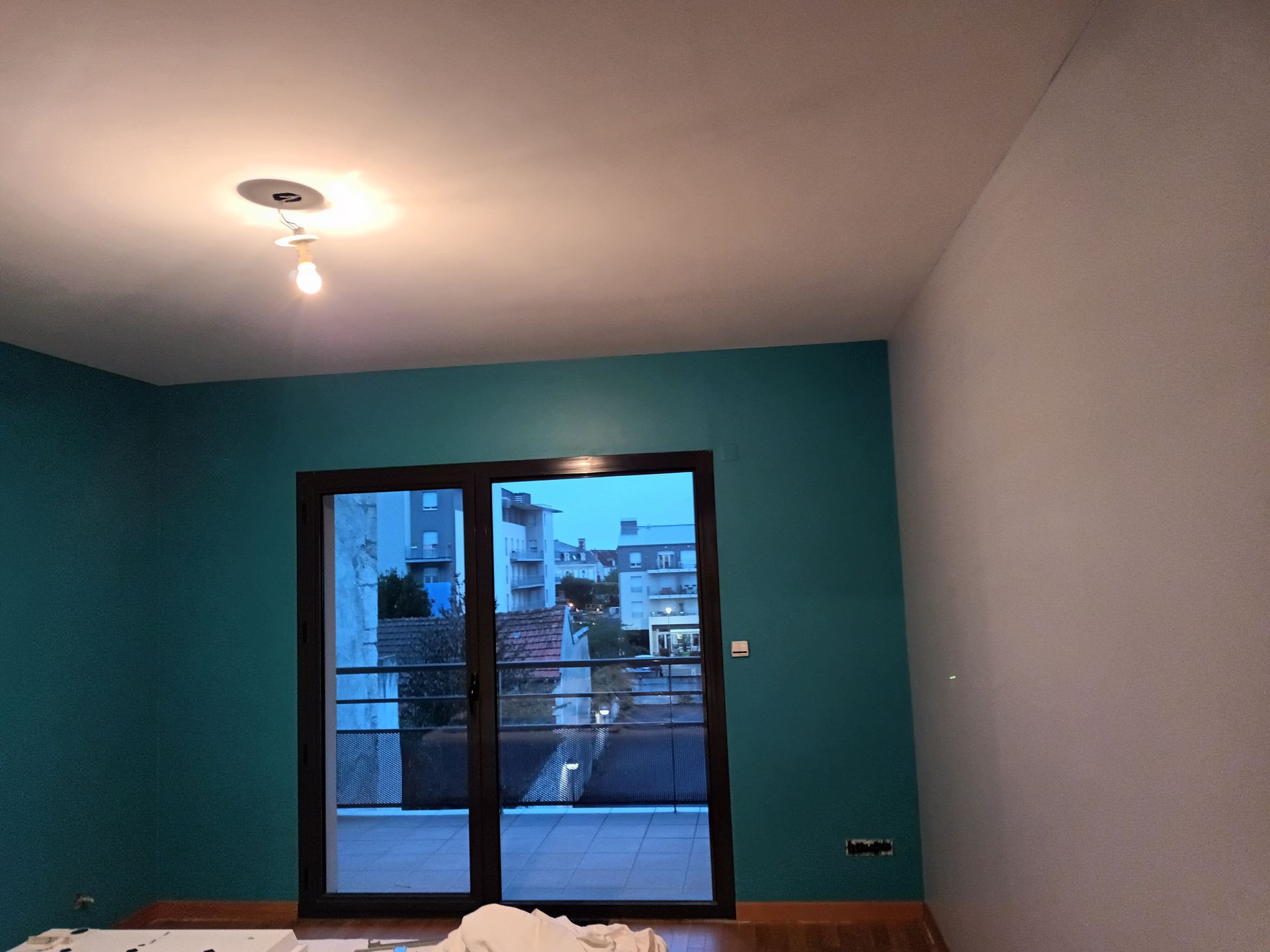 Escabeau et rouleau de peinture pour des travaux