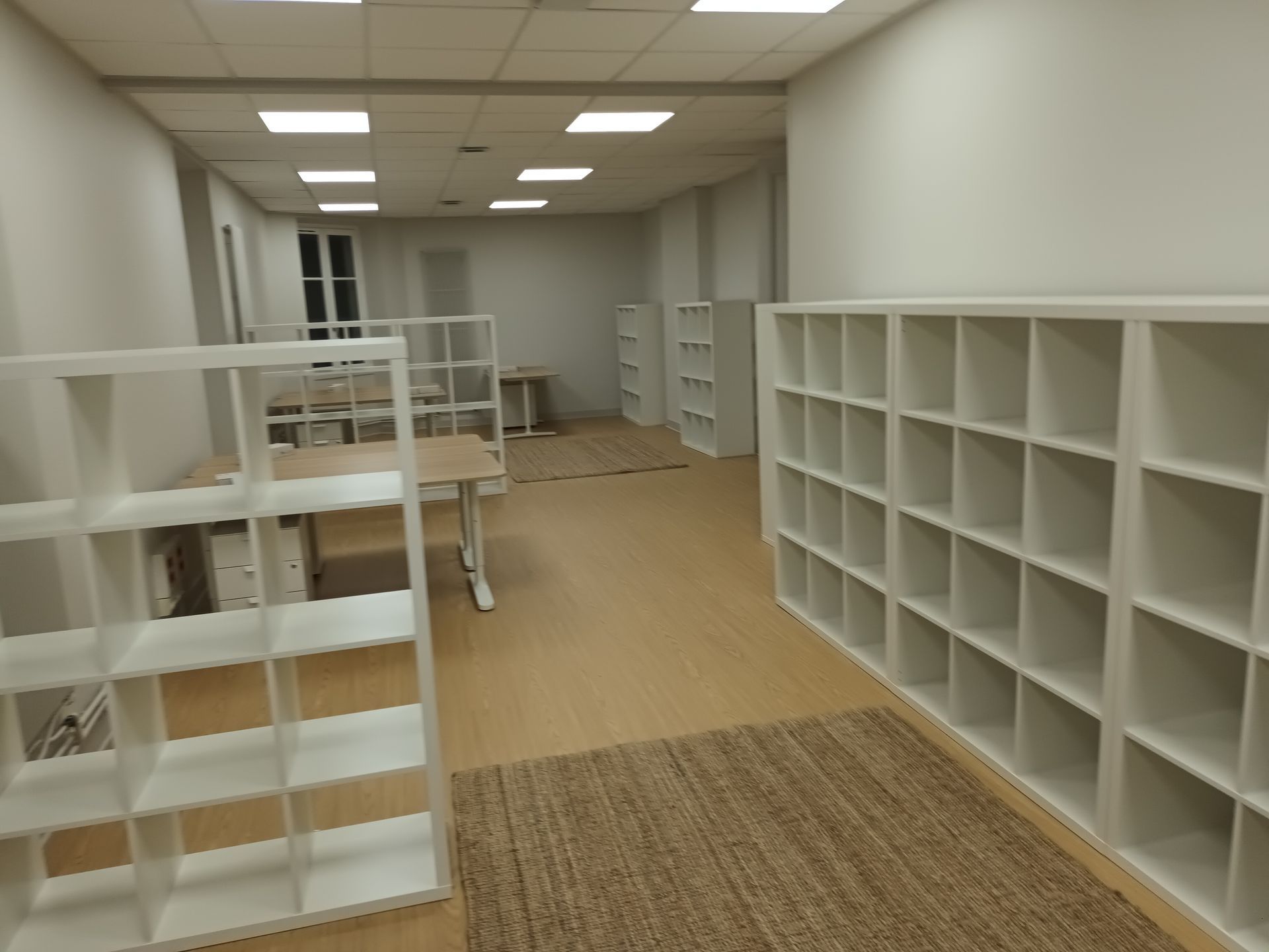 Mise en peinture d'un open space dans les bureaux d'une entreprise