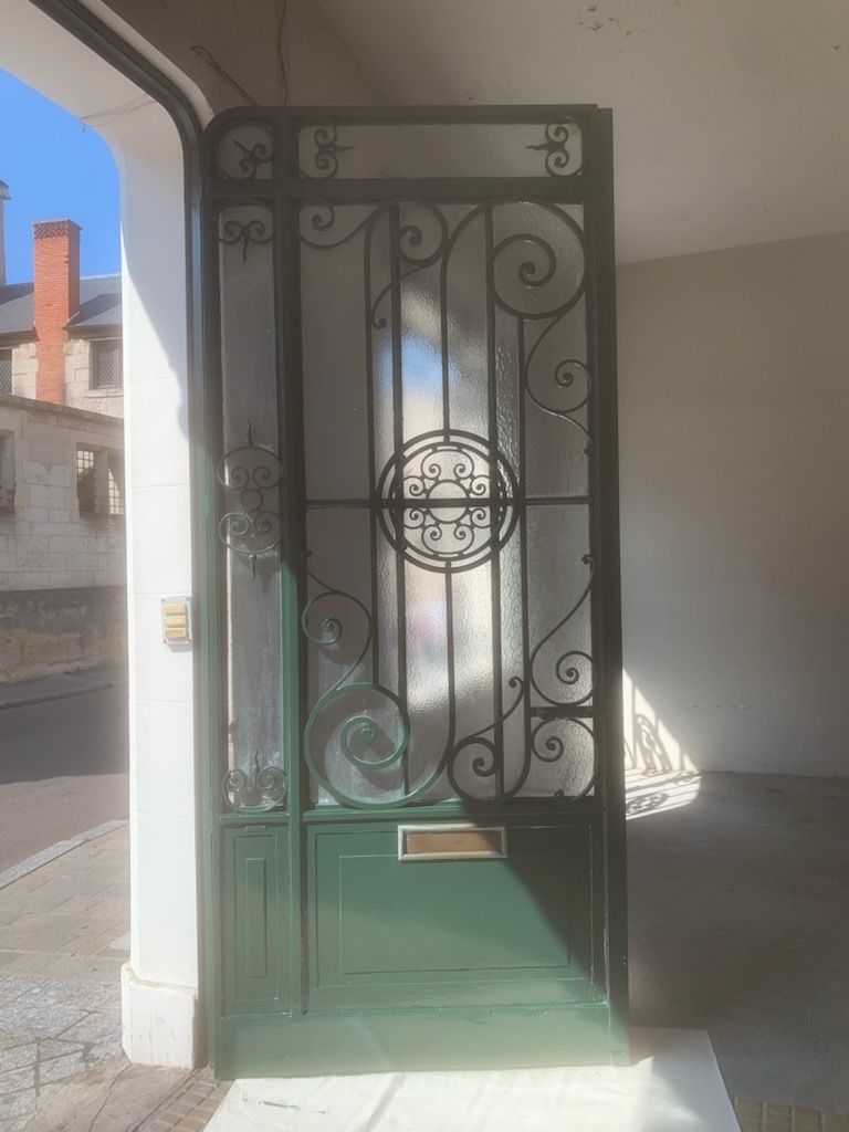 Peinture d'une porte d'entrée métallique et vitrée