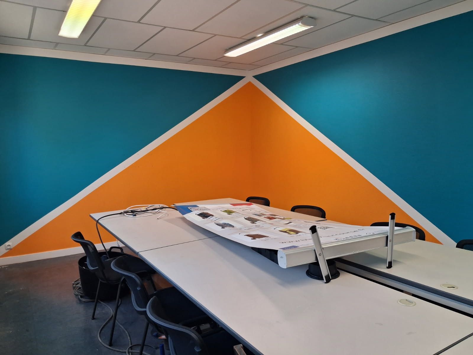 Matériel de painture Airless dans la pièce de vie d'une maison neuve