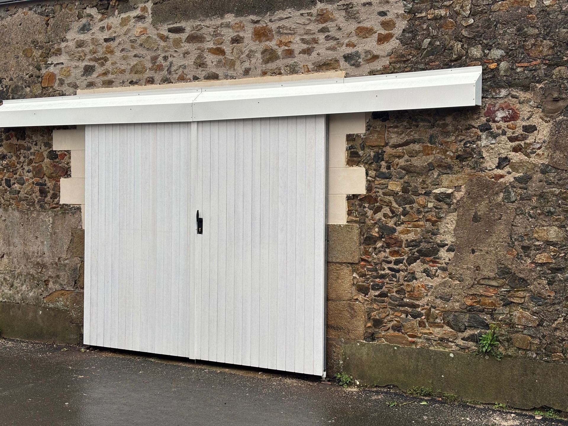 Réalisation en tubes acier 50x50 galvanisé, avec habillage bois exotique peint