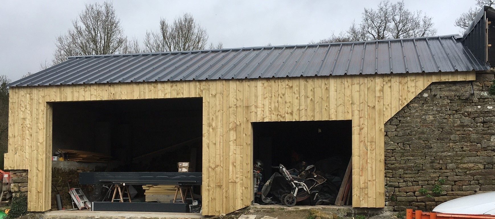Garage et atelier avec un bardage en bois
