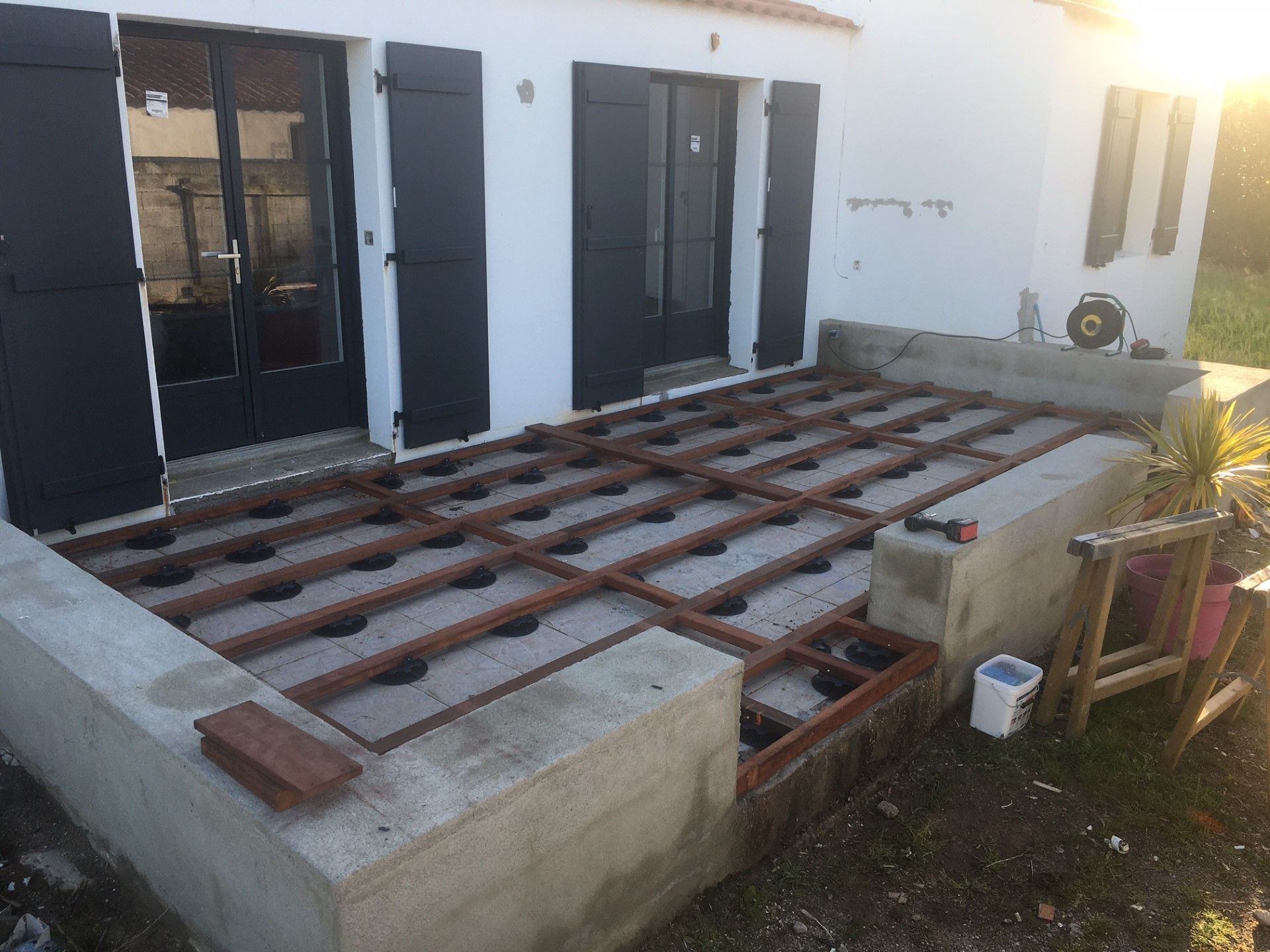 Une terrasse en cours de construction