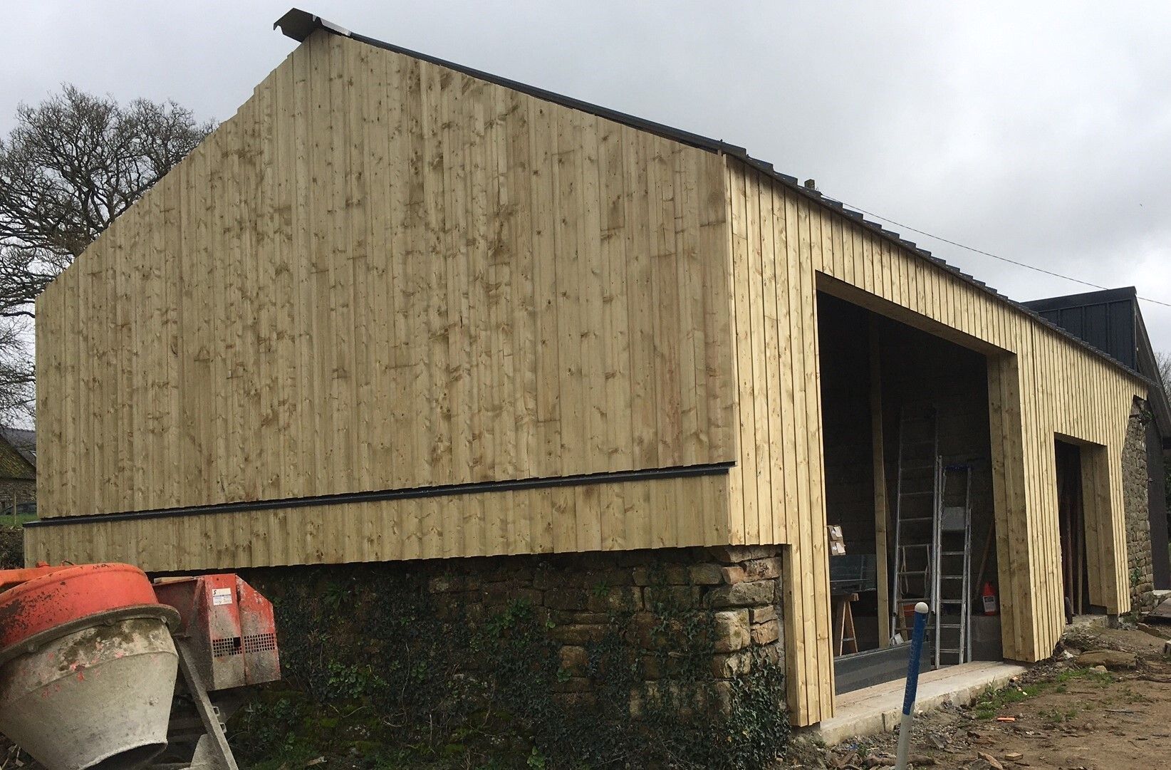 Bardage en bois sur une grange