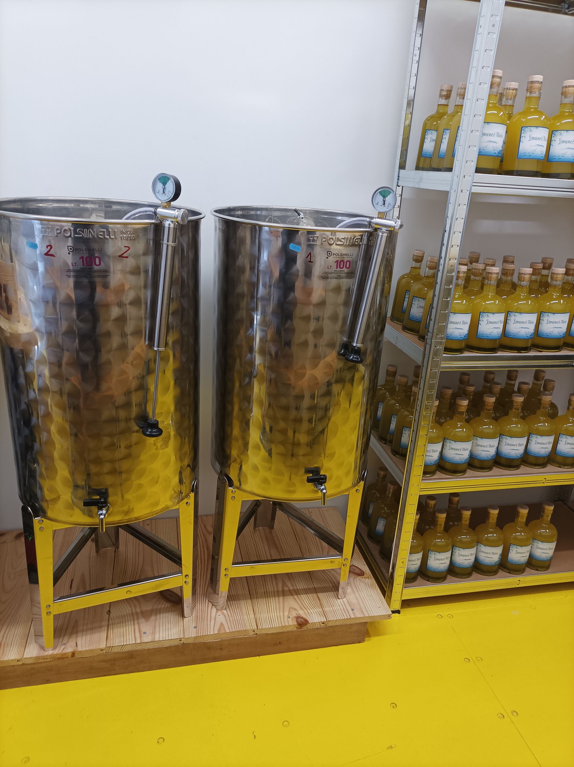 Une bouteille de limoncello et des citrons.