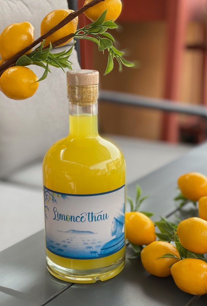 Des verres de limoncello et des citrons.