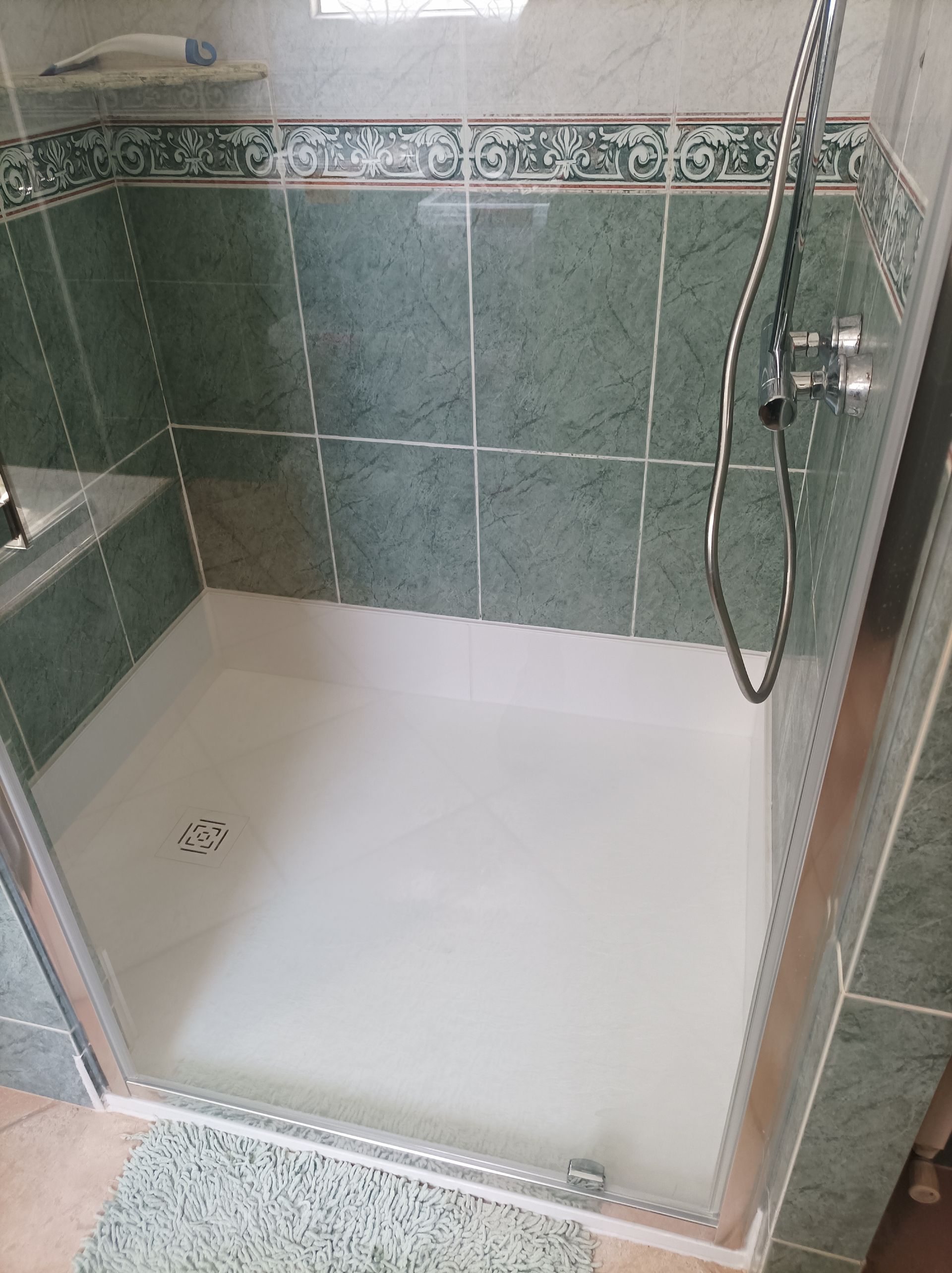 Une salle de bains avec une douche à l'italienne.
