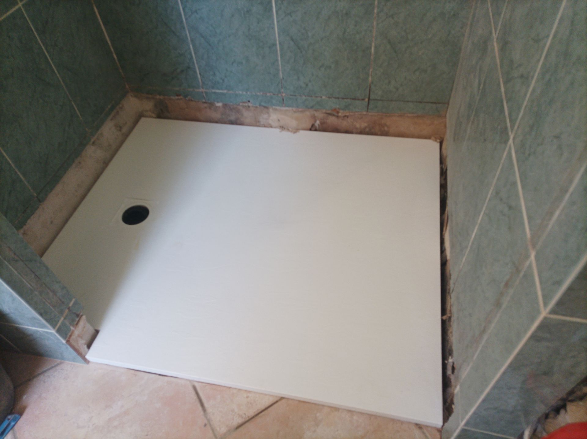 Une salle de bains avec une baignoire.