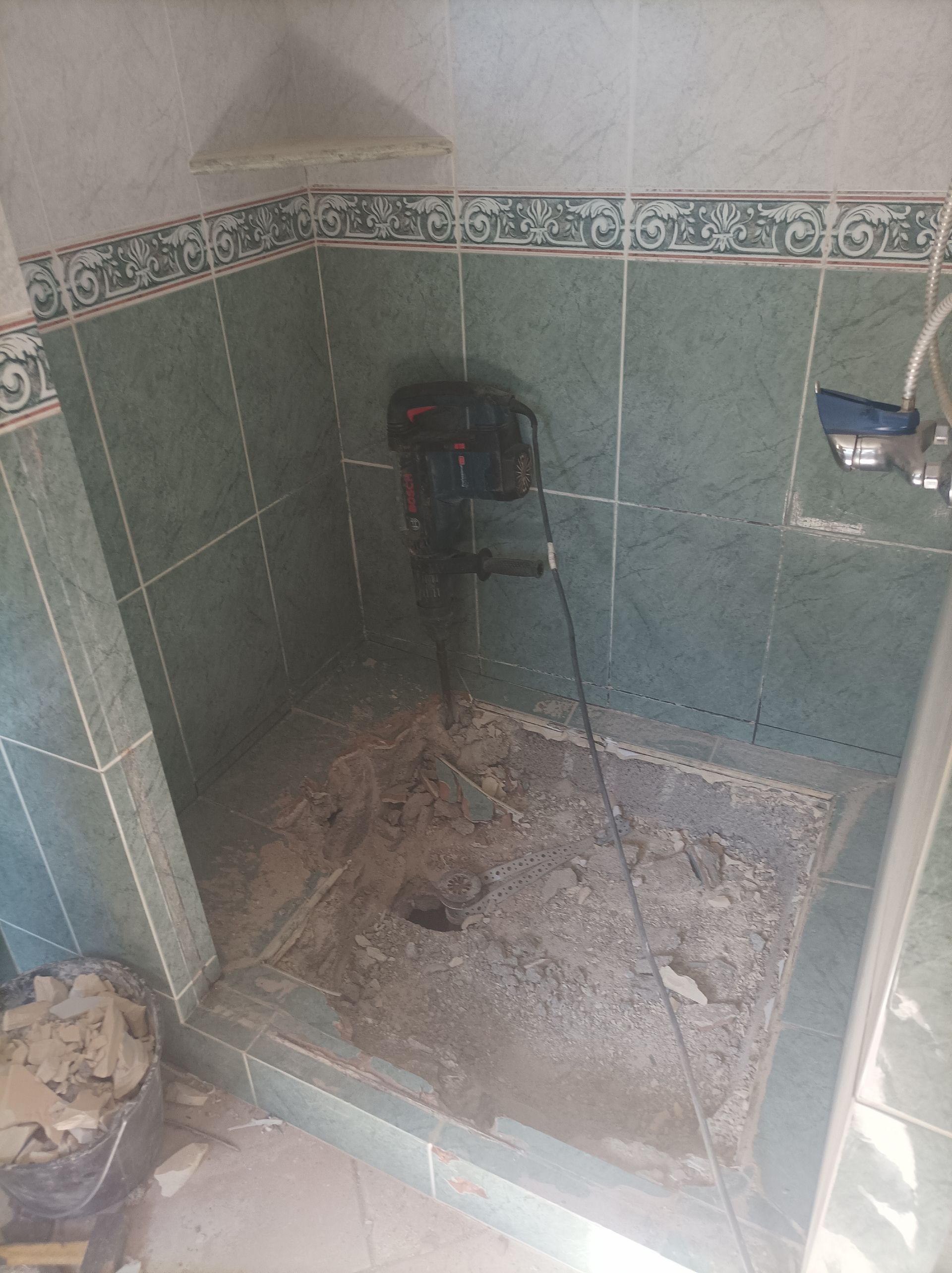 Une salle de bains avec un miroir rond.