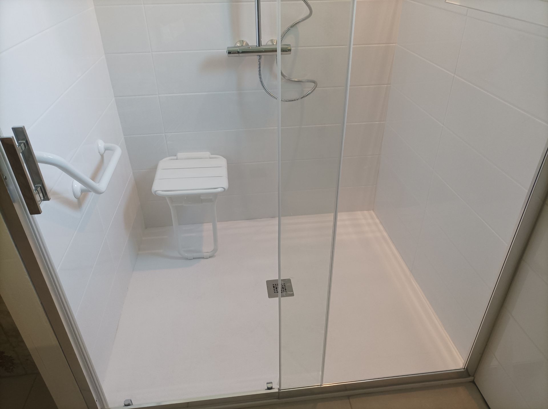 Une salle de bains carrelée.