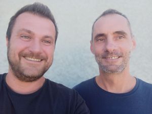 Une personne réparant un tuyau de lavabo.