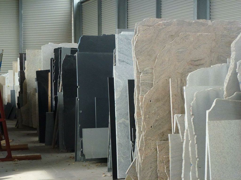 Ein Lagerhaus voller Granitplatten in verschiedenen Farben. Foto von der Hutter Natursteine AG