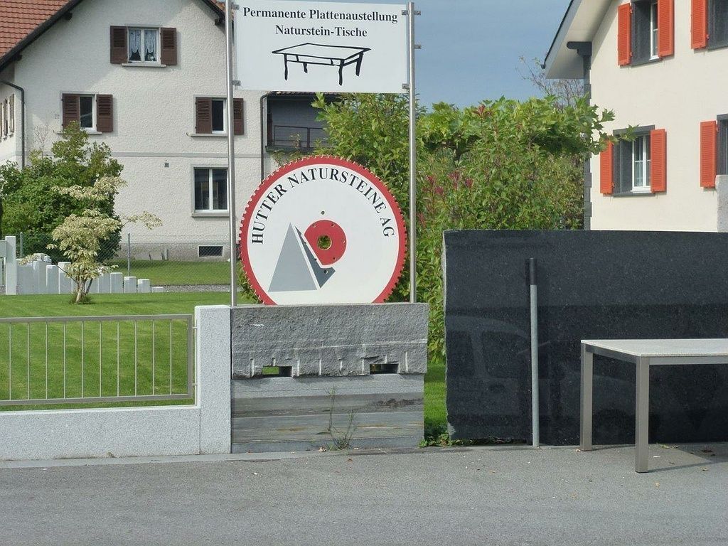 Logo von der Hutter Natursteine AG auf einem Schild vor einem Gebäude