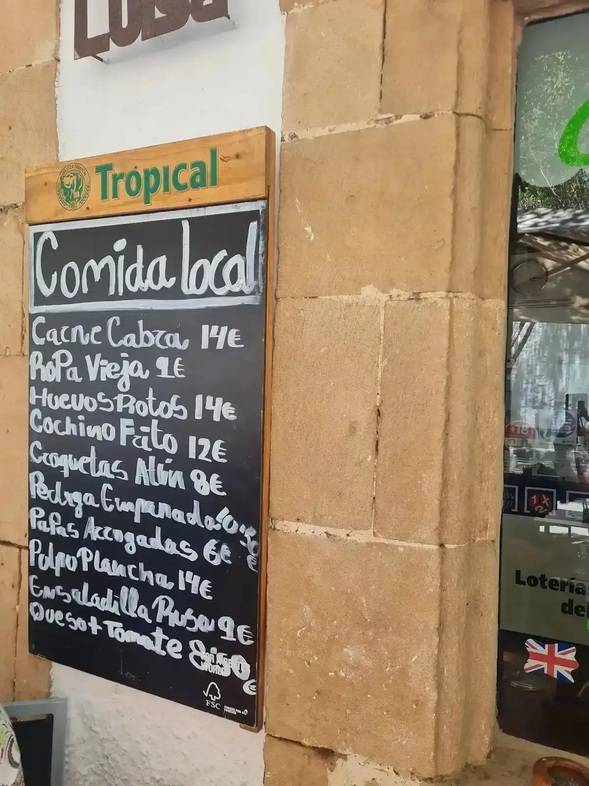 Menú en pizarra de un restaurante local 
