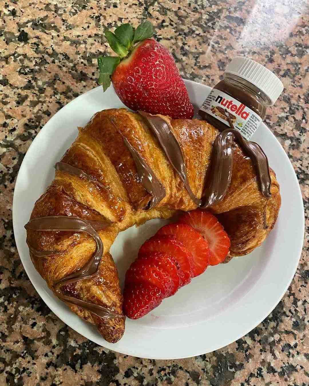 Un croissant bañado en chocolate 